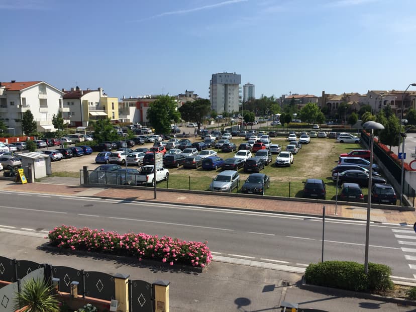 Vista del parcheggio dall'alto