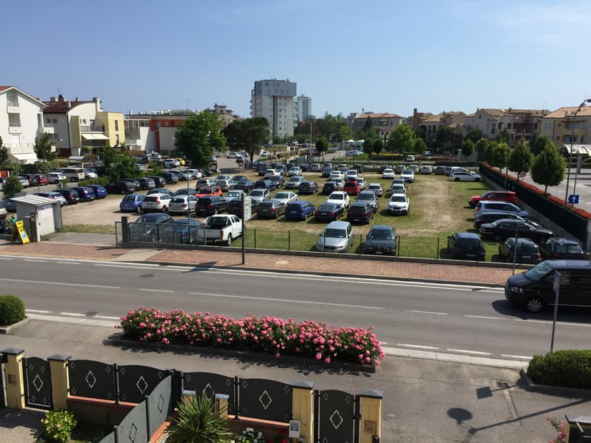 Vista del parcheggio dall'alto