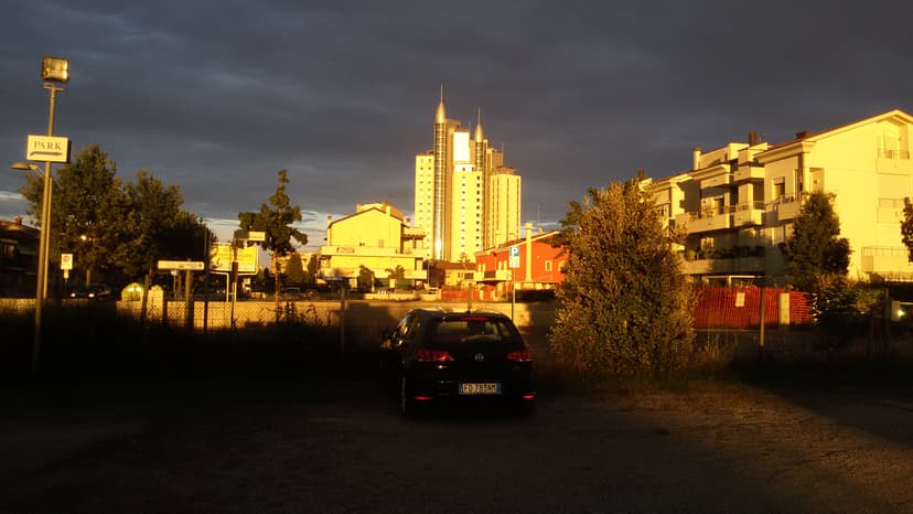 Vista dal parcheggio delle Torri Piazza Drago al tramonto con tempesta
